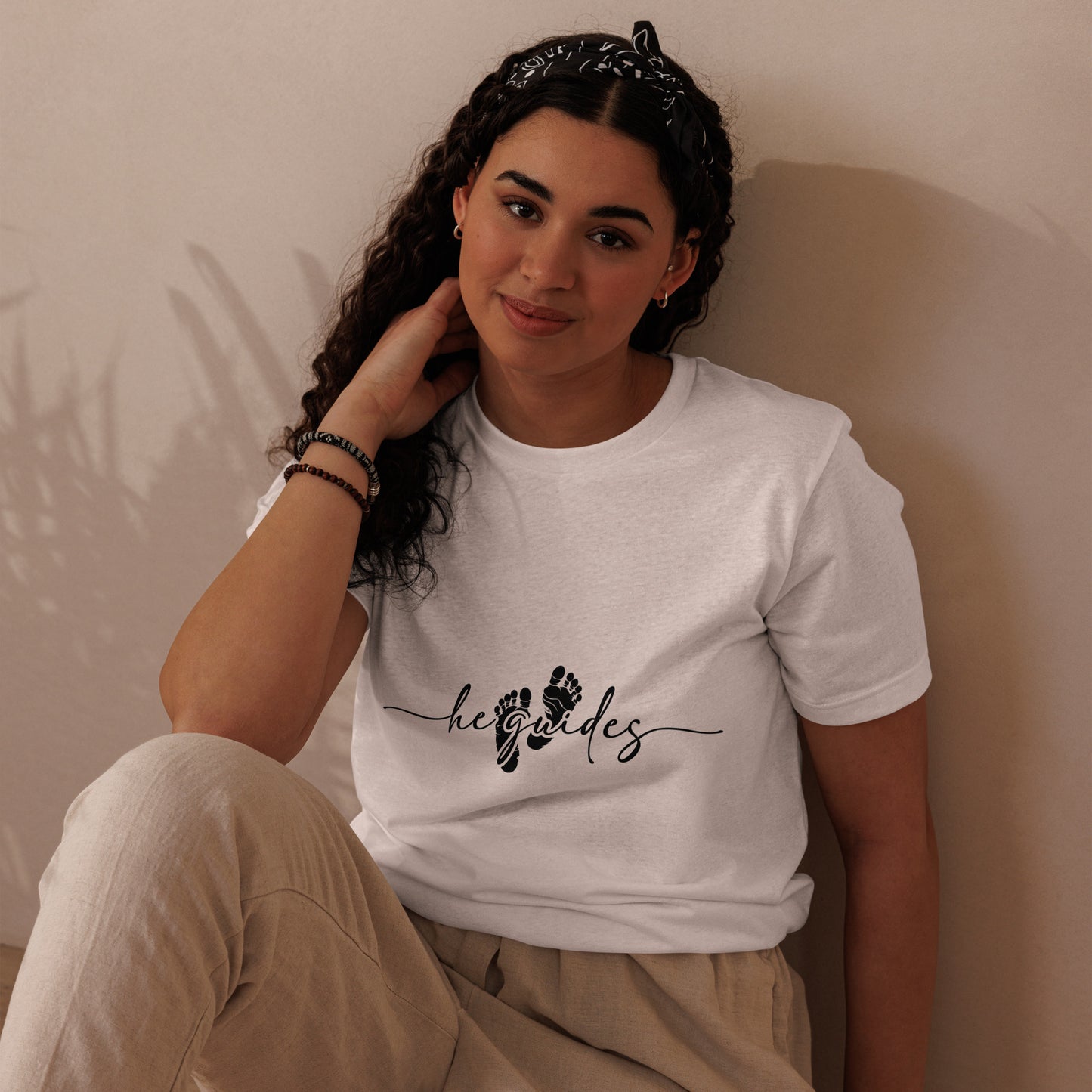 He Guides Unisex staple eco t-shirt L White